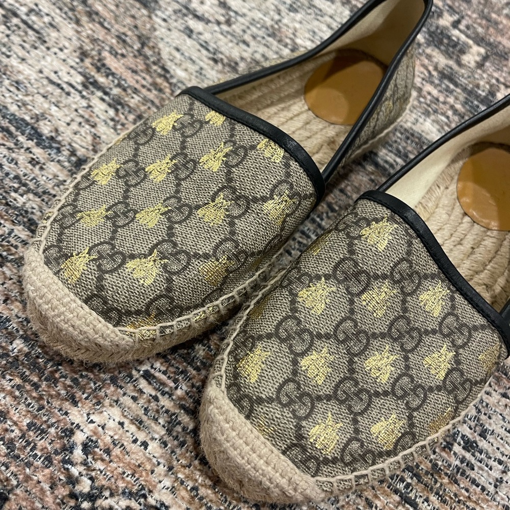 Gucci Pilar GG Supreme Bee Espadrille Flats Canvas Slip On Loafers Size 36.5